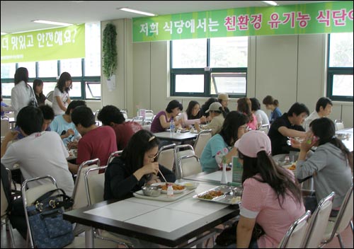 유기농 실천은 아픈 사람들이 먹는 병원급식과 다음 세대를 위한 학교급식에서도 이뤄져야 한다. 사진은 김치와 쌀을 유기농으로 제공하고 있는 상지대 학생식당. 